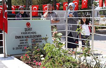 Şehit Halisdemir'in kabrine ziyaretçi akını