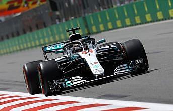 Vettel kaza yaptı, Hamilton kazandı