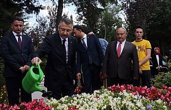 Cumhurbaşkanı Yardımcısı Oktay'dan şehitlik ziyareti