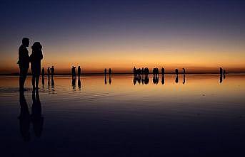 Flamingo cenneti Tuz Gölü'ne turist akını