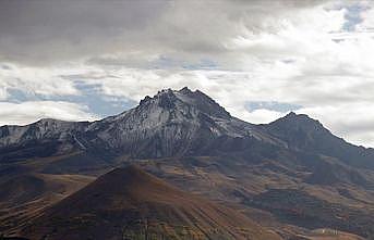 Erciyes beyaz örtüyle kaplandı