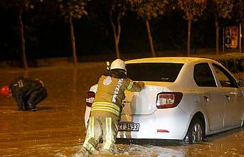 İstanbul'da yağış nedeniyle araçlar mahsur kaldı