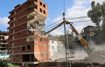 Rize'deki 7 katlı binanın yıkımına başlandı