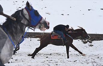 Cirit atlarının 'kar üstündeki dansı' başladı