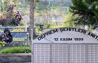 Deprem şehitleri mezarları başında anıldı