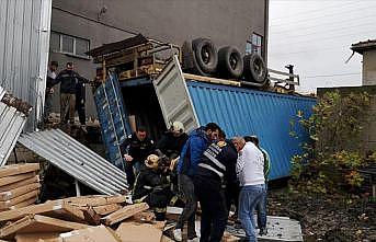 Mobilya fabrikasında konteyner devrildi: 2 ölü, 1 yaralı