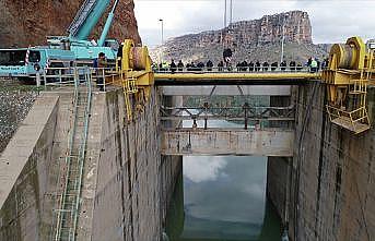 Dicle Barajı'nda kopan kapağın montajına başlandı