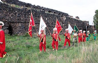 Üniversiteli mehteranlar kalelerdeki bayrakları yeniliyor