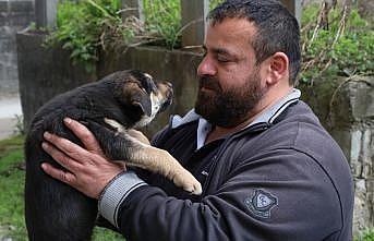 Köpeği suni solunumla hayata döndürmenin mutluluğunu yaşıyor