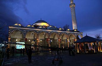 Teröristlerin yaktığı cami ibadete açıldı