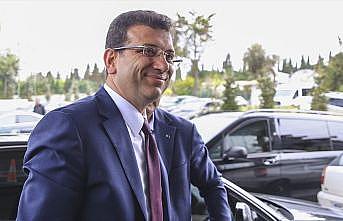 Ekrem İmamoğlu mazbatasını alıyor