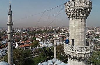 İstanbul camilerinin gerdanlıkları asılıyor