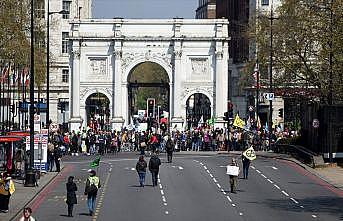 Londra'da çevreciler yolları kesti