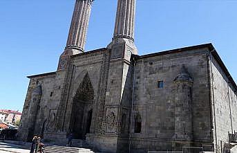 Çifte Minareli Medrese motifleriyle göz kamaştırıyor