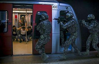 Özel harekat polisinden metroda nefes kesen tatbikat