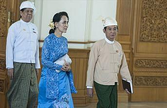 Myanmar lideri Suu Çii aşırı sağa yaklaşıyor