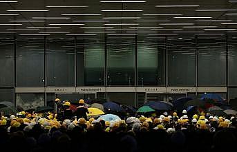 Hong Kong'ta protestocular meclisi bastı