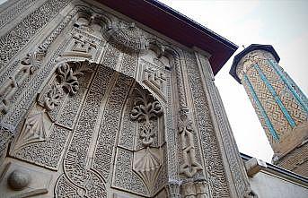 İnce Minareli Medrese mimarisiyle ziyaretçilerini cezbediyor