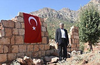 PKK'nın katlettiği yakınlarını Türk bayrağı asarak anıyor