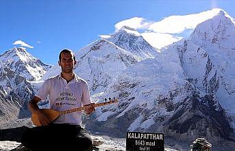 Genç Türk gezgin, Everest'te saz çaldı