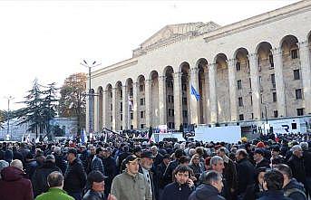 Gürcistan'da binlerce gösterici parlamento binasını kuşattı