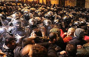 Gürcistan'da güvenlik güçleri parlamentoyu kuşatan protestoculara müdahale etti