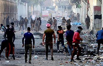 Irak'ın Zikar kentinde protestocular valilik binasını ateşe verdi