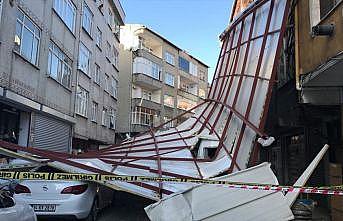 Beyoğlu'nda lodosun etkisiyle bir binanın çatısı uçtu