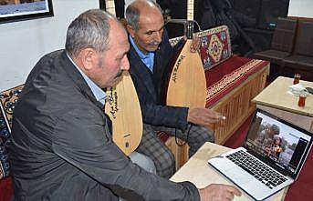 Karslı aşıklar AA'nın 'Yılın Fotoğrafları'nı sazlı sözlü oyladı