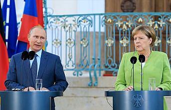 Putin, Merkel ile Libya krizini görüştü