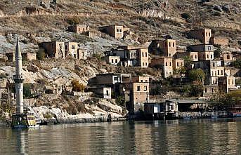 Şanlıurfa'nın turizm merkezi Halfeti'de hafta sonu yoğunluğu yaşanıyor