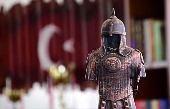 Sultan Alparslan'ın zırhı ve silahlarını mini heykellerle tanıtıyorlar