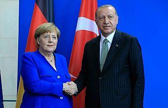 Erdoğan ile Merkel Libya'daki gelişmeleri görüştü