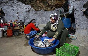 İsrail'in evlerini yıktığı Filistinliler mağaraları mesken tuttu