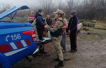 Malatya'da  depremden etkilenen çocuklara jandarmadan moral