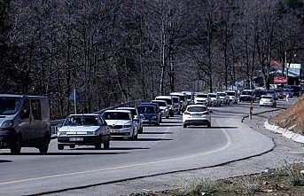 Uludağ'a araç kuyruğu şehir merkezine kadar uzadı