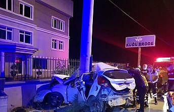 Bursa'da otomobil elektrik direğine çarptı: 3 ölü, 1 yaralı