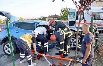 Kocaeli'de bariyerlere çarpan cipteki 4 kişi yaralandı