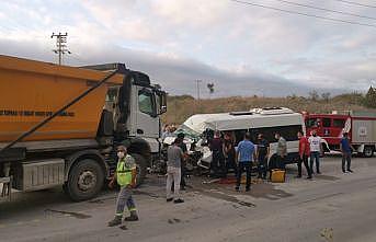 Kocaeli'de işçi servisi ile hafriyat kamyonu çarpıştı: 5 yaralı