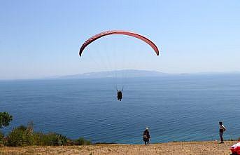 Adrenalin tutkunları Uçmakdere'de gökyüzüne dokunuyor