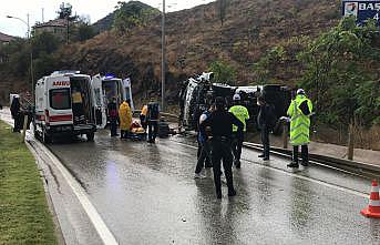 Bilecik'te su kanalına devrilen çöp kamyonundaki 3 kişi yaralandı