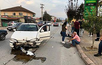 Otomobille motosikletin çarpışma anı güvenlik kamerasında