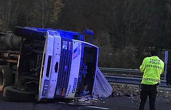 Bursa'da pancar yüklü tır devrildi