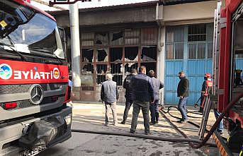 Mobilya boyahanesinde çıkan yangın hasara neden oldu