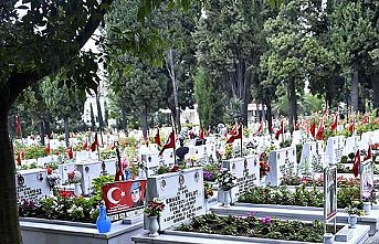 Şehit kabirlerinin bayrak gönderini çalan şüpheli yakalandı