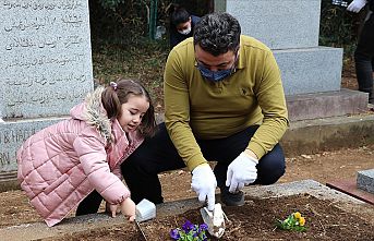 Tokyo’da İslam ve Türk büyüklerinin kabirleri çiçeklendirildi