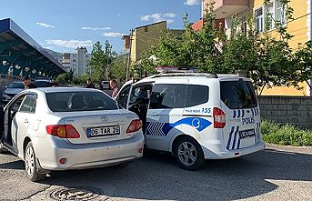 Otomobille çarpışan polis aracındaki 3 memur yaralandı