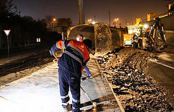 Zeytinburnu'nda toprak yüklü hafriyat kamyonu yola devrildi: 1yaralı