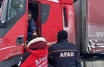 Edirne'de AFAD, yolda kalan tır sürücülerine kumanya dağıttı