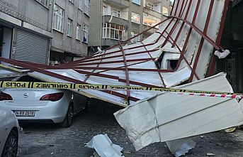 Şiddetli rüzgar nedeniyle apartmanın çatısı uçtu